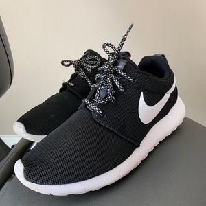 Women’s Nike roshe shoes